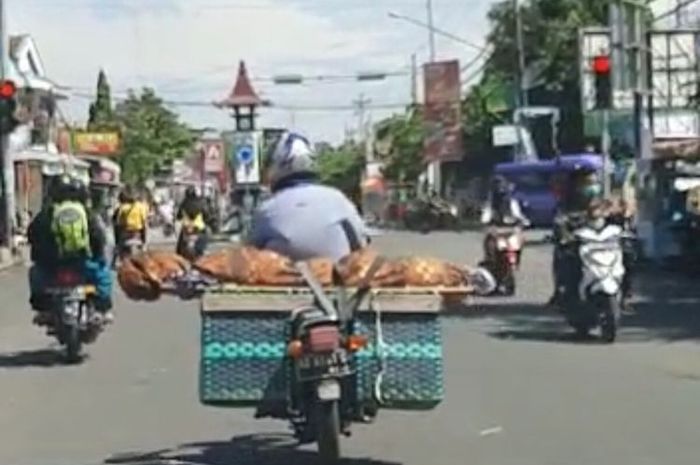 angkapan layar video viral seorang pemotor membawa jenazah di atas beronjong.(Istimewa)