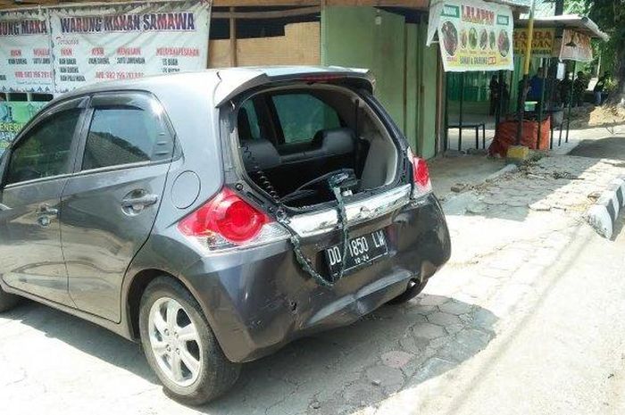 Honda Brio ringsek belakang serta kaca pecah usai diseruduk Daihatsu Gran Max di Gowa, Sulawesi Selatan