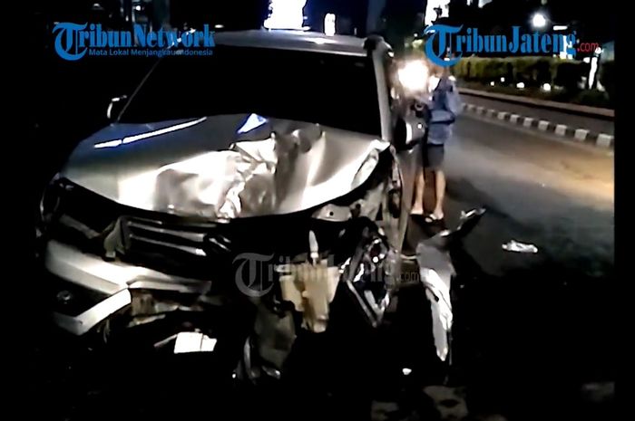 Suzuki Grand Vitara amburadul wajah setelah hantam trotoar dan tiang baliho