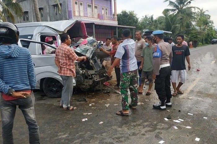 Toyota Hiace bodi depan terpotong hingga bolong usai terjang pohon kelapa di Gandapura Bireuen,Aceh