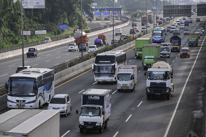 Sejumlah kendaraan yang melintasi Tol JORR (Jakarta Outer Ring Road).