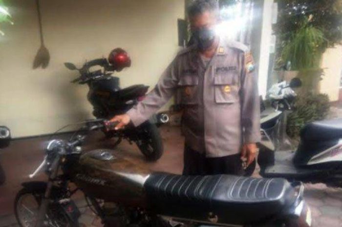 Kapolsek Sumbergempol, AKP I Nengah Suteja memeriksa sepeda motor milik RF yang baru disita.