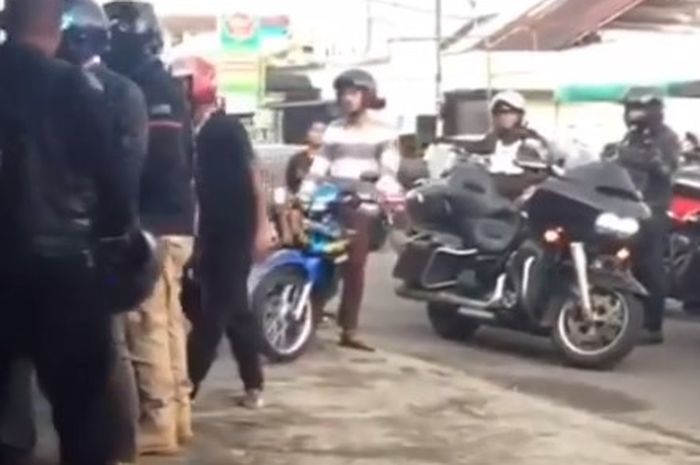 anggota klub Harley Owners Group (HOG) melakukan pengeroyokan dua anggota TNI di Kota Bukittinggi, Jumat (30/10).