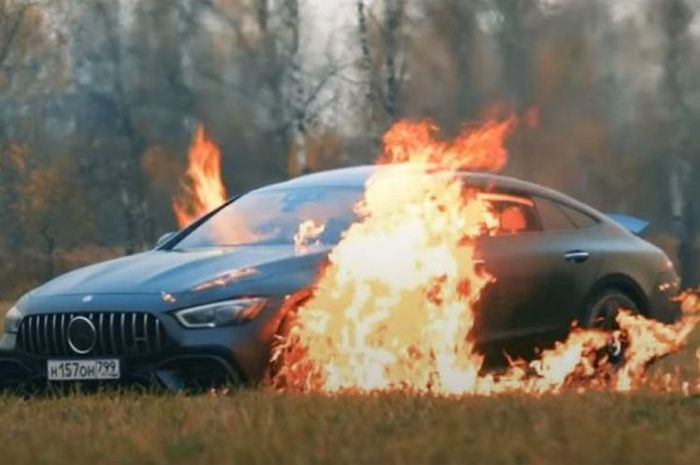 Mercedes-AMG G63 yang sengja dibakar oleh pemiliknya