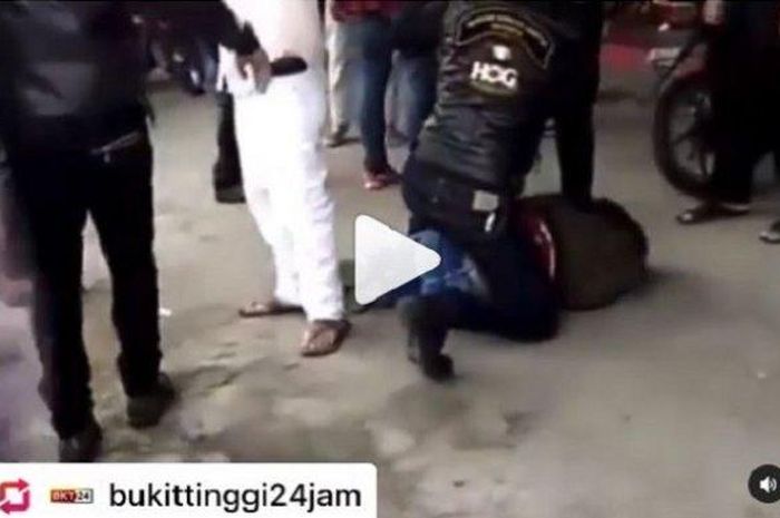 Rombongan Harley-Davidson keroyok anggotaTNI sampai jatuh tersungkur