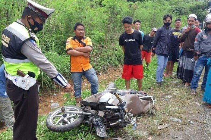 Honda Scoopy babak belur setelah diterjang truk