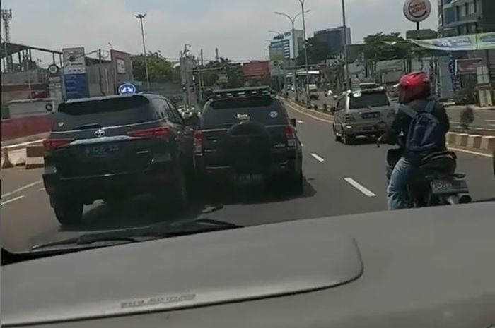 Duel sengit Toyota Fortuner dan Suzuki Grand Vitara di kawasan Cibubur, Jakarta Timur