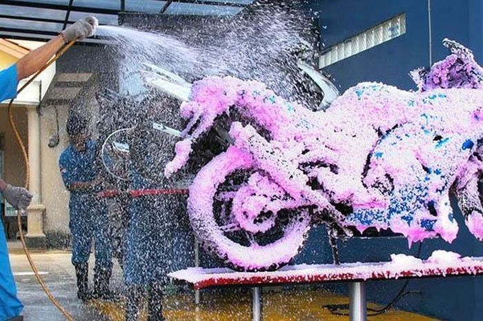 Ilustrasi cuci motor (http://4.bp.blogspot.com/)  