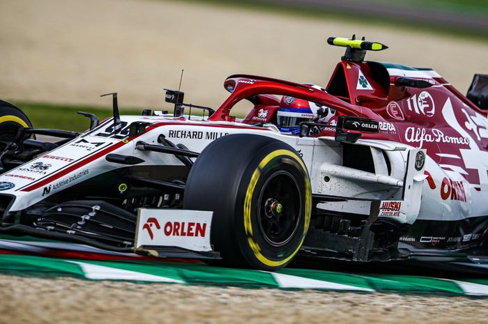 Tim Alfa Romeo akhirnya pecah telur pada balapan F1 Emilia Romagna 2020.