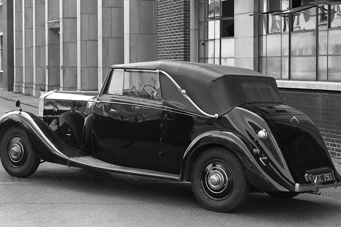 Bentley Mark IV Drophead lansiran 1935 pernah muncul di film James Bond yang diperankan oleh mendiang Sean Connery.