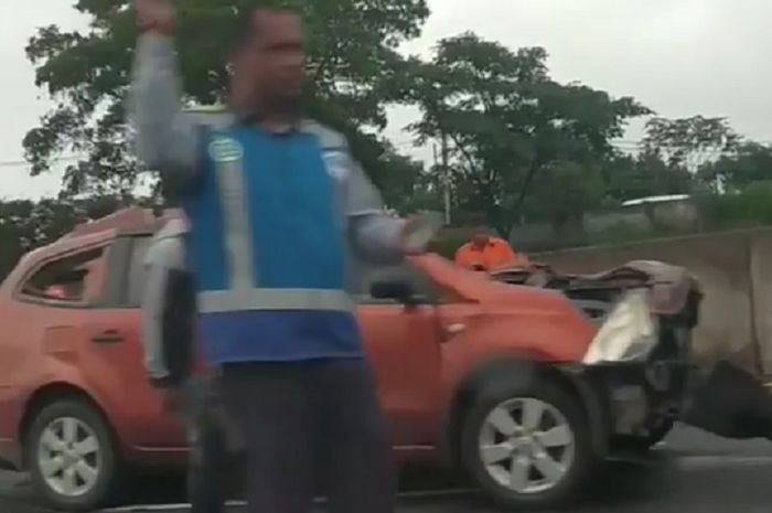 Nissan Grand Livina rusak parah setelah terlibat kecelakaan di Tol Purbaleunyi