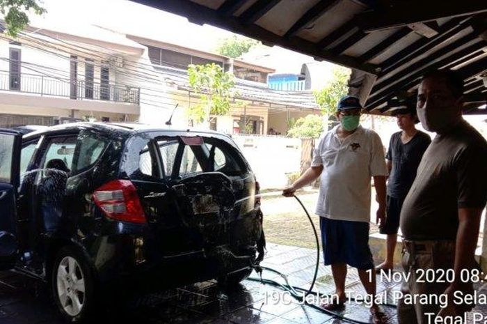 Honda Jazz terbakar di Mampang Prapatan, Jakarta Selatan akibat bocah main korek api di teras rumah