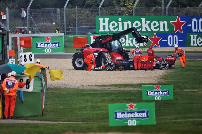 Apa yang membuat ban Max Verstappen pecah saat balapan F1 Emilia Romagna 2020?