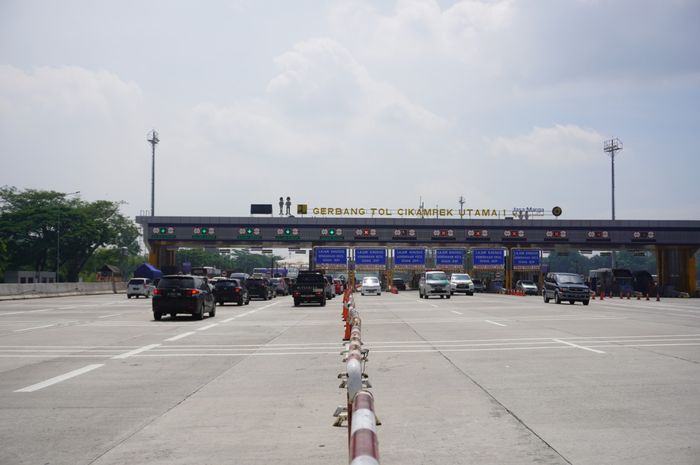 Ilustrasi. Kendaraan yang melintas di gerbang tol Cikampek Utama I menuju Jakarta.