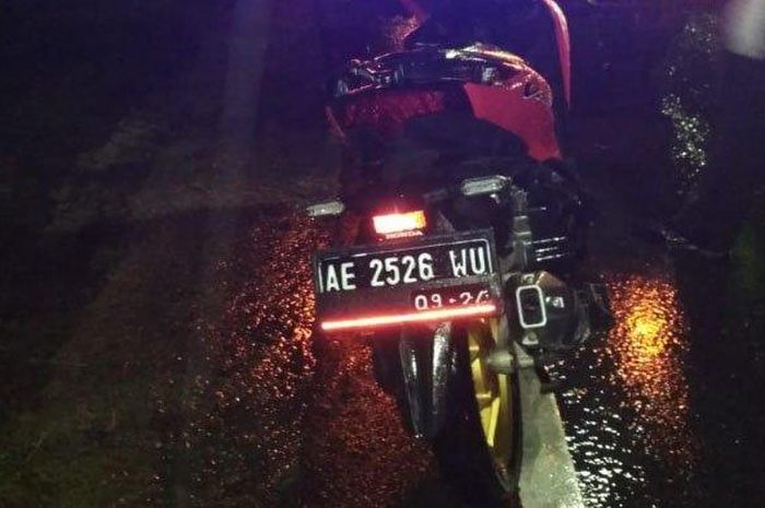 Honda Vario 125 yang ambruk ke kanan dan tubuh pengendara langsung disambut mobil dari lawan arah hingga tewas di Jl Trunojoyo, Pinggirsari, Ponorogo, Jawa Timur