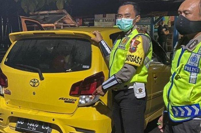 Toyota Agya dihajar belakang Yamaha Mio karena rem mendadak, pengendara gugur di lokasi