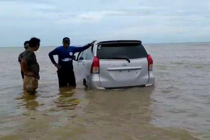 Toyota Avanza ketarik air pasang ke laut di Pantai Swadaya, Balikpapan, Kalimantan Timur