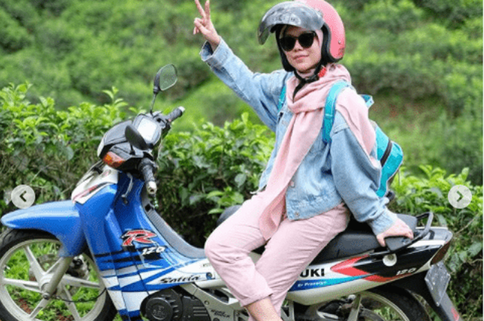 Lesti Kejora foto bareng Suzuki Satria 2-tak di Instagram, gayanya anak motor banget
