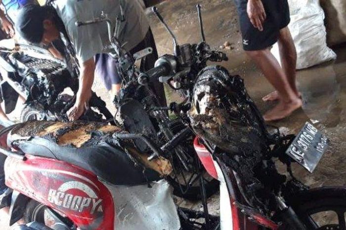 Honda Vario dan Scoopy meleleh bodi setelah terbakar