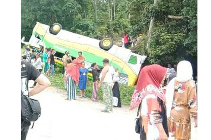 Bus terbalik di jalan menuju objek wisata Bukit Chinangkiek, X Koto Singkarak, Solok, Sumatera Barat