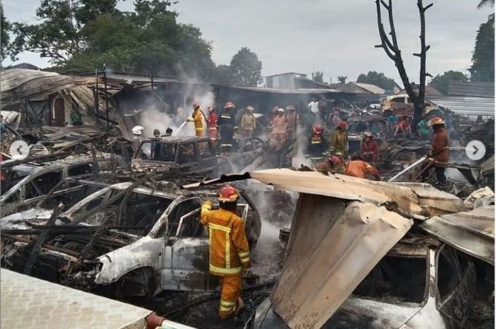 Kondisi puluhan unit mobil bekas di lapak bengkel dan rongsok Parung, Bogor yang terbakar
