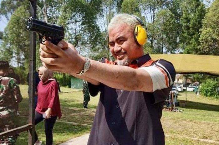 Sosok Michael Simon, pengusaha terkenal asal Bandung yang ikut menjadi tersangka dalam aksi pengeroyokan anggota TNI oleh oknum klub moge di Sumatera Barat.