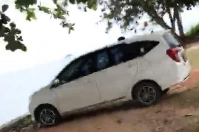 Toyota Calya yang digrebek warga, dua orang berseragam ASN berlogo Pemkab Bintan mesum di dalam kabin