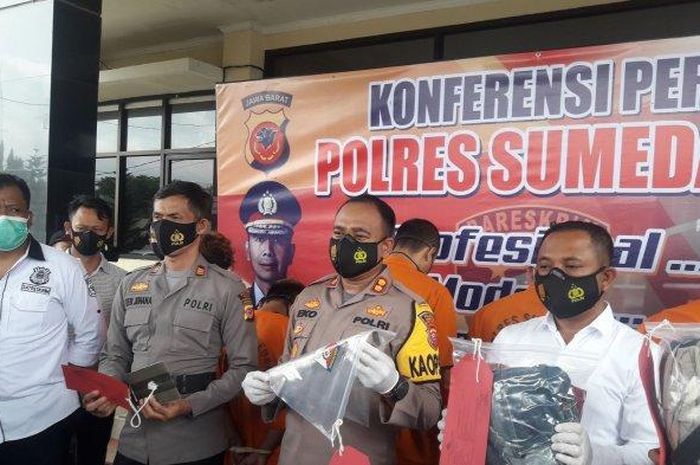 Kapolres Sumedang dan jajaran menggelar jumpa pers kasus geng motor yang menyiksa warga 