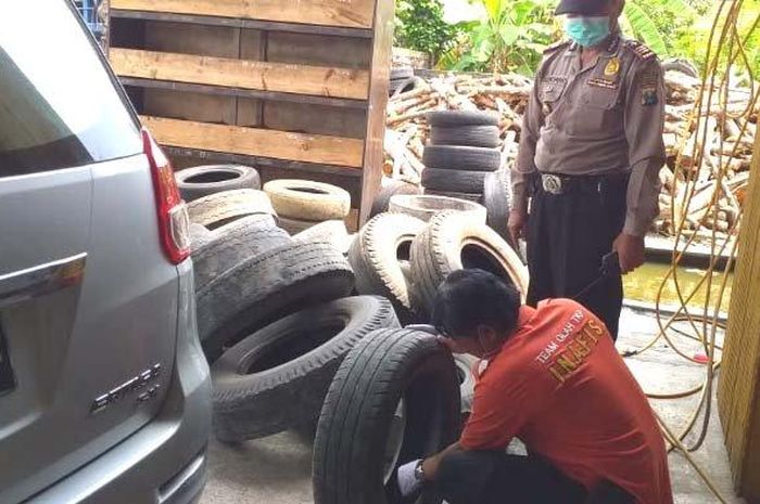 Polisi melakukan olah TKP terhadap mobil korban. 