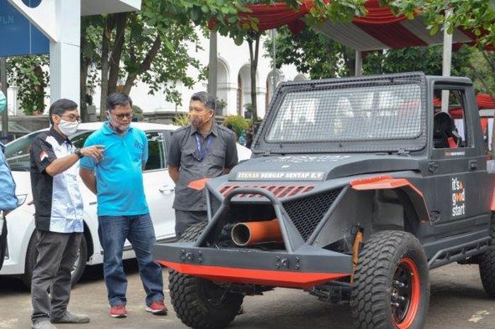 Itenas Bandung pamerkan mobil listrik berspesifikasi militer buatannya.