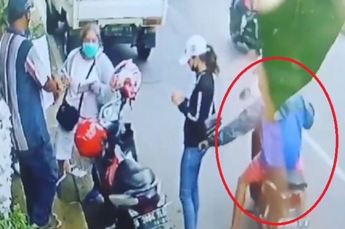 Aksi pelaku jambret yang terekam cctv