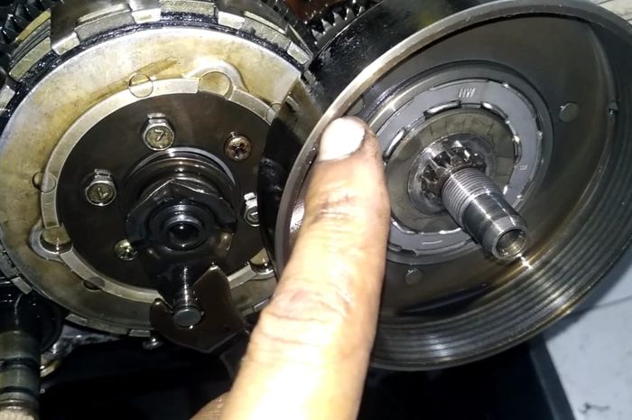 Mangkok ganda yang aus bikin perpindahan gigi tidak halus