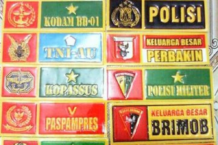 Deretan stiker pelat nomor TNI atau polisi