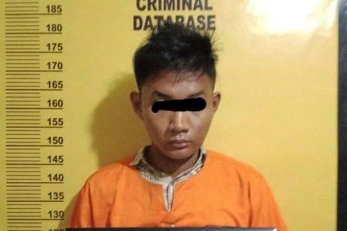 Tersangka pencurian mobil milik ayahnya sendiri, MPS alias Putra (26) saat diamankan di Polsek Bukitraya, Pekanbaru, Riau, Rabu (4/11/2020).  