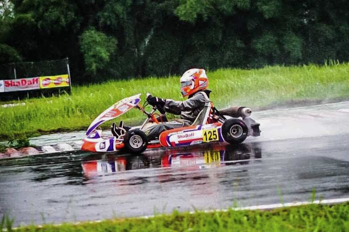 Pembalap Gokart Kanaka Azarel Gusasi cetak sejarah, jadi juara umum termuda di kelas Junior Eshark ROK Cup.