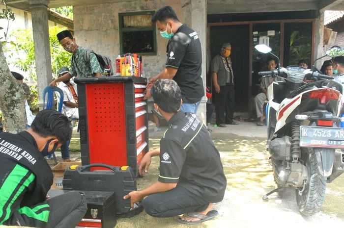 Suasana saat santri Madrasah Al Quran Al Hidayah, Desa Sumberjosari, Kecamatan Karangrayung, Grobogan, Jawa Tengah menggelar servis gratis di Desa Nampu, Kecamatan Karangrayung Grobogan, Rabu (4/11/2020).  