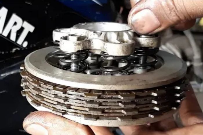 Susunan kampas kopling harus rapat