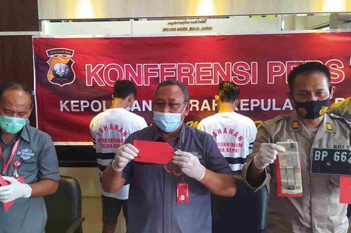 Tim Jatanras Polda Kepri mengamankan dua spesialis pencurian motor di Batam berinisial TT dan HS yang kerap beraksi di kawasan Batuaji dan Sagulung Kota Batam. 