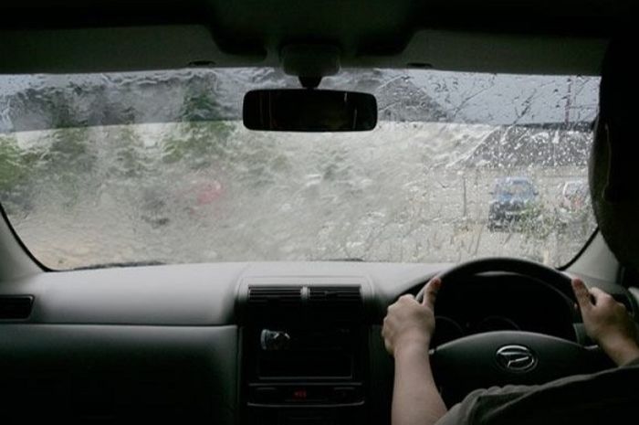 Ilustrasi menyetir saat hujan.