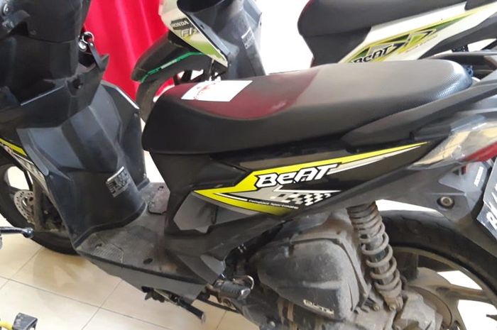 Honda BeAT dengan striping kuning dilelang gak sampai Rp 1 juta.