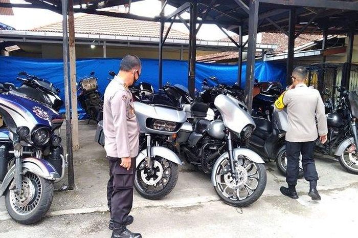 Harley-Davidson milik member HOG Chapter Siliwangi yang masih diamankan.