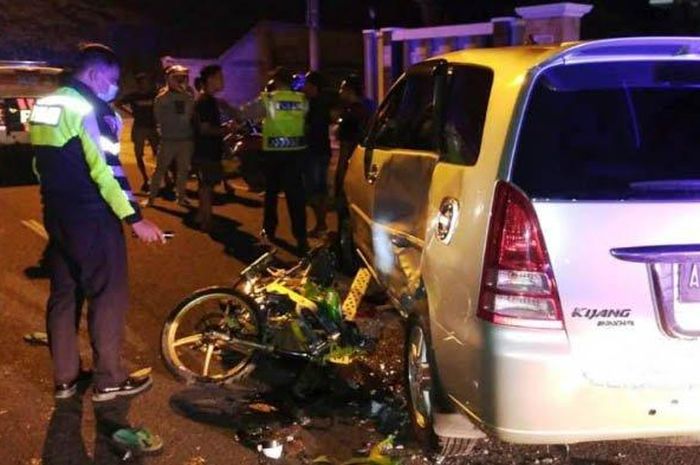 Kijang Innova bonyok dihantam Kawasaki Ninja yang juga hancur