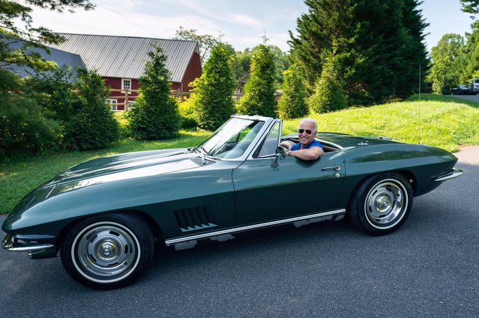 Joe Biden saat mengendarai Chevrolet Corvette C2 Stingray