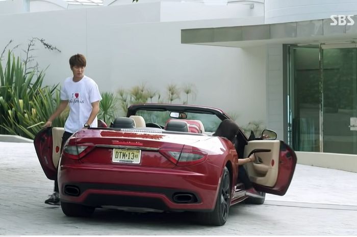 Aksi Lee Min Ho mengendarai Maserati GranCabrio.