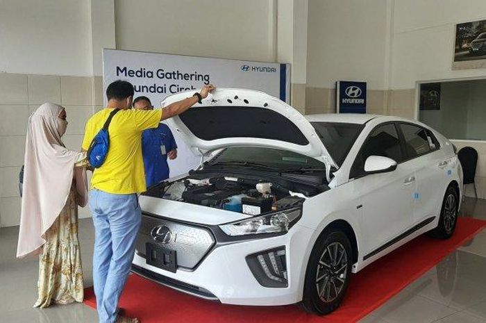 Warga Cirebon berkesempatan melihat langsung Hyundai IONIQ dan KONA Electric