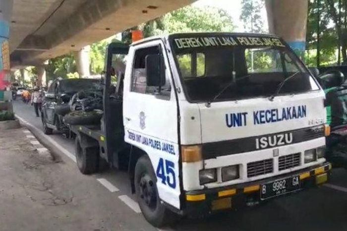 Mitsubishi Xpander dan dua motor yang terlibat kecelakaan dievakuasi unit laka Polres Jaksel