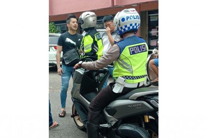 Suasana keributan antara petugas Polantas Polresta Barelang dengan pengemudi Toyota Harrier bernopol BP 18 VK (baju kaos hitam) di Jalan Komplek Bumi Indah, Nagoya, Batam, Kepri (sebelah Lucky Plaza), Selasa (20/10/2020) 