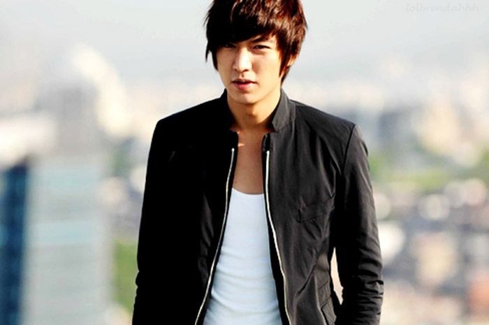 Penampilan Lee Min Ho saat menjadi aktor di drama City Hunter.
