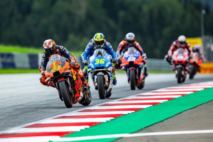 Pol Espargaro bersaing ketat dengan pembalap Suzuki Ecstar, Joan Mir.