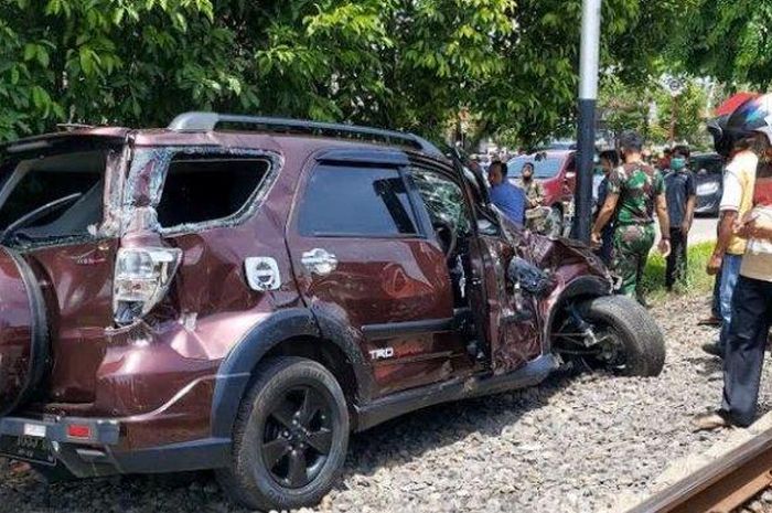 Toyota Rush tertabrak kereta api di perlintasan Pelita Sari, Muara Enim, Sumatera Selatan